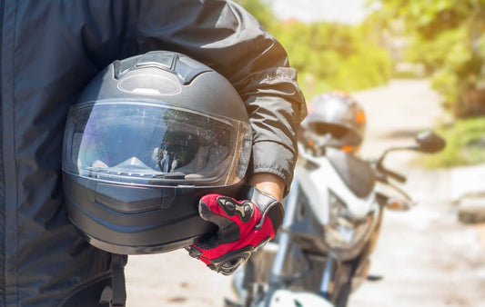 6 Esenciales protegerte mientras ruedas en moto
