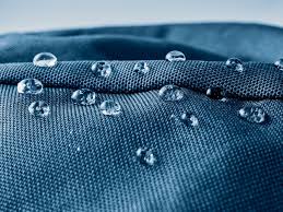 ¿Qué material elegir en tu próximo impermeable?